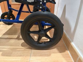 Silla de Ruedas Azul Plegable