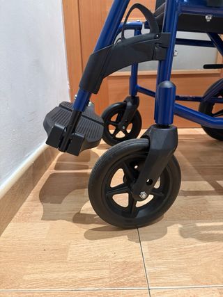 Silla de Ruedas Azul Plegable