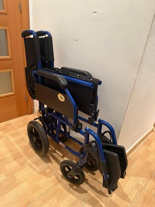 Silla de Ruedas Azul Plegable
