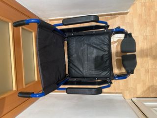 Silla de Ruedas Azul Plegable