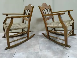 Dolce culla in legno con sedile in iuta