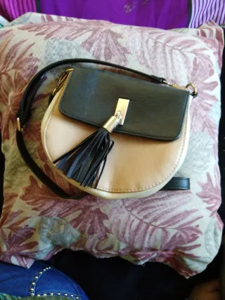 Bolso bandolera beige y negro con flecos