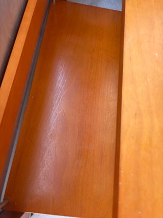 Mesa de madera marrón y naranja