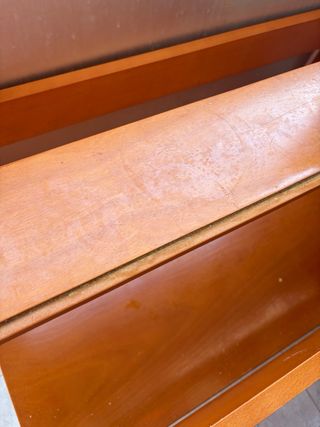 Mesa de madera marrón y naranja