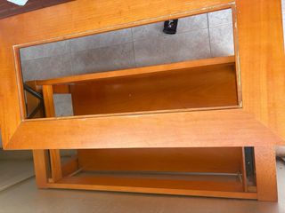 Mesa de madera marrón y naranja