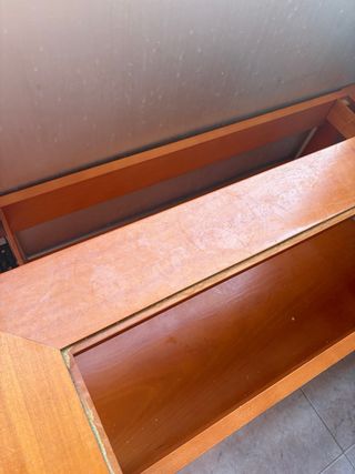 Mesa de madera marrón y naranja