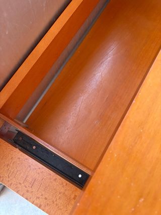 Mesa de madera marrón y naranja