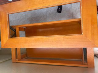 Mesa de madera marrón y naranja