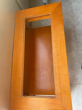 Mesa de madera marrón y naranja