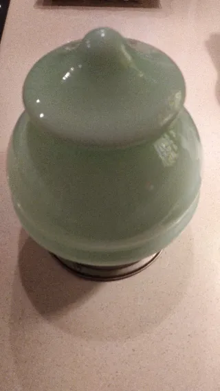 Lámpara Opalina antigua. Verde y Metal