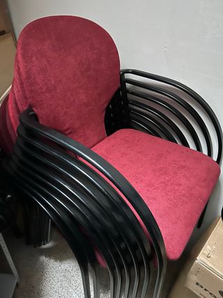 8 Sillas de Oficina Color Granate y patas Negras