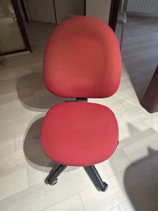 8 Sillas de Oficina Color Granate y patas Negras