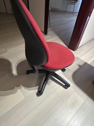 8 Sillas de Oficina Color Granate y patas Negras