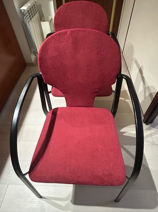 8 Sillas de Oficina Color Granate y patas Negras