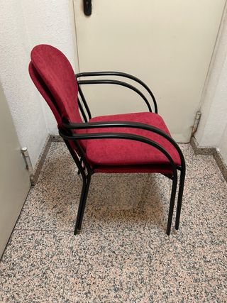 8 Sillas de Oficina Color Granate y patas Negras