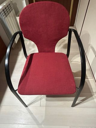 8 Sillas de Oficina Color Granate y patas Negras