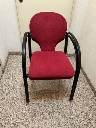 8 Sillas de Oficina Color Granate y patas Negras