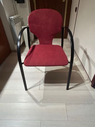 8 Sillas de Oficina Color Granate y patas Negras