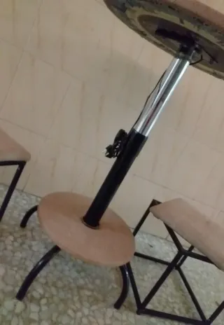 Mesa auxiliar redonda con lámpara y taburetes