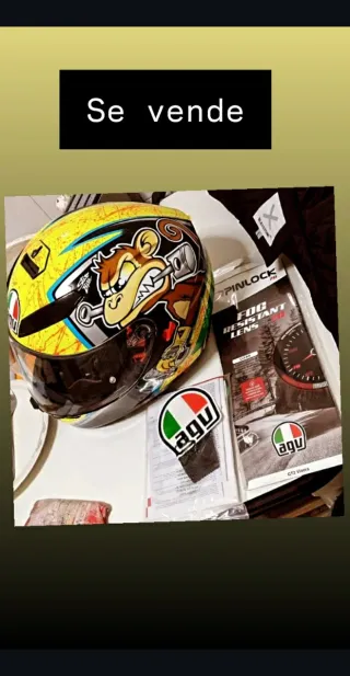 Casco AGV con diseño de mono