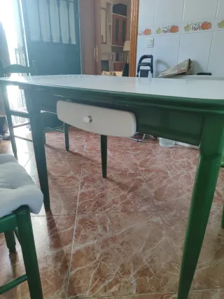 Mesa de cocina verde y blanca