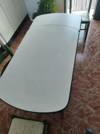 Mesa de cocina verde y blanca