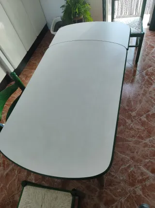 Mesa de cocina verde y blanca