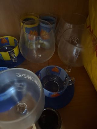 Vajilla azul y transparente