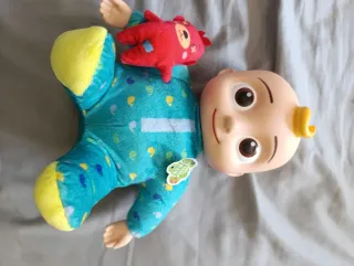 Muñeco Cocomelon con pijama