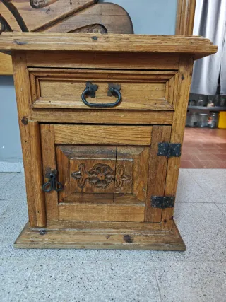 Cabecero de madera maciza tallado.