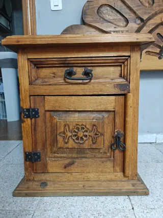 Cabecero de madera maciza tallado.