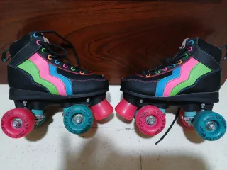 Patines de ruedas negros con detalles de colores