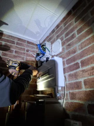 ELECTRICISTA Lampista profes.Cornella y Baix.24/48