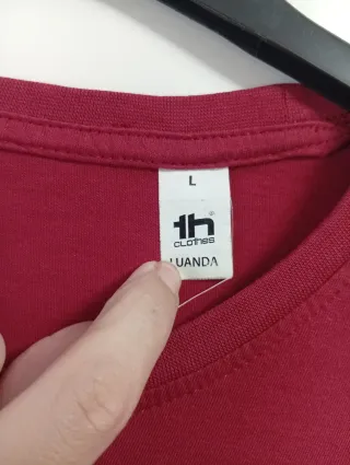 Camiseta roja estampada