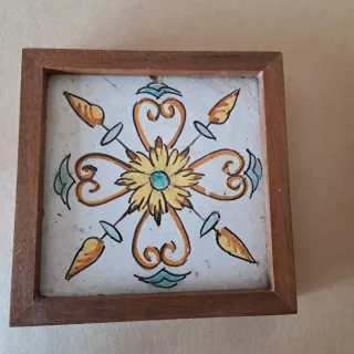 Baldosas de cerámica antiguas decoradas