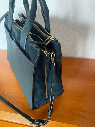 Bolso verde rígido con 3 cremalleras