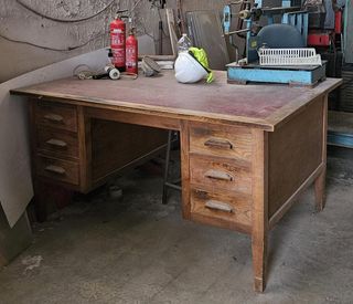 Escritorio antiguo de madera