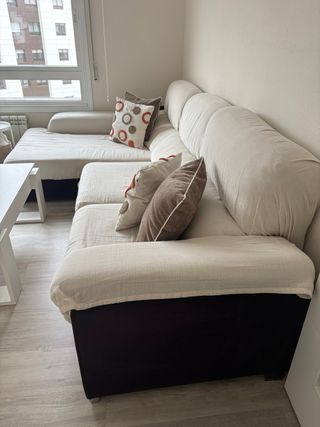 Sofá chaiselongue beige y marrón