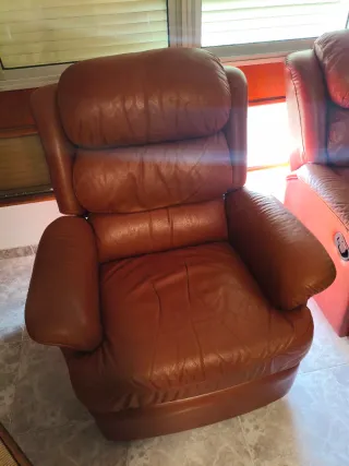 Butaca de piel marrón para comedor