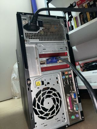 Torre HP Pavilion Negra y Plateada