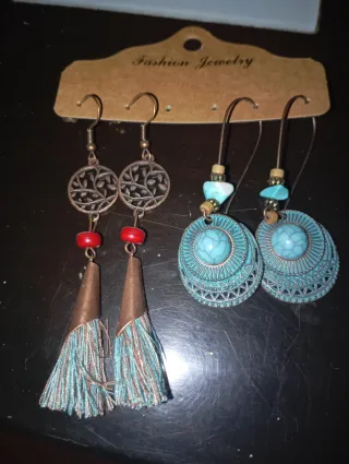 Pendientes largos con borlas y abalorios