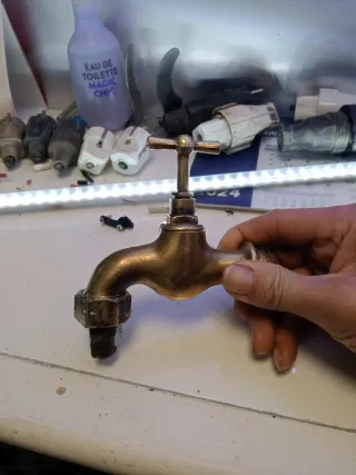 Grifo de latón antiguos uno de ellos es de cocina