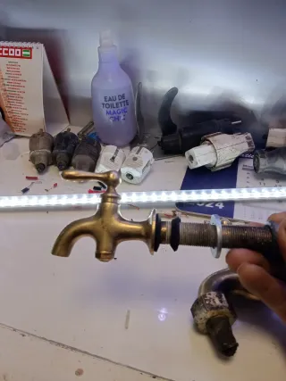 Grifo de latón antiguos uno de ellos es de cocina