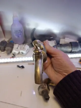 Grifo de latón antiguos uno de ellos es de cocina
