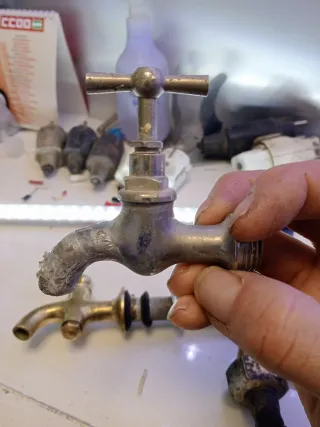 Grifo de latón antiguos uno de ellos es de cocina