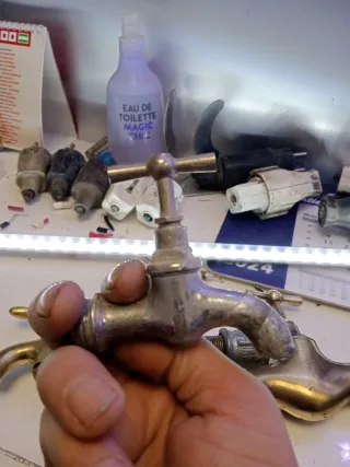 Grifo de latón antiguos uno de ellos es de cocina