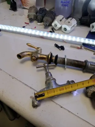 Grifo de latón antiguos uno de ellos es de cocina