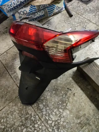 Faro trasero y soporte matrícula Kymco Superdink 1