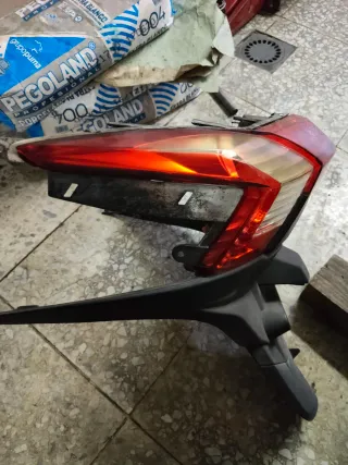 Faro trasero y soporte matrícula Kymco Superdink 1