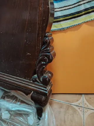 Cabecero de cama antiguo de madera con talla